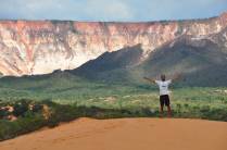 Visitando as dunas do Jalapão - TO, com a Serra do Espírito Santo ao fundo
